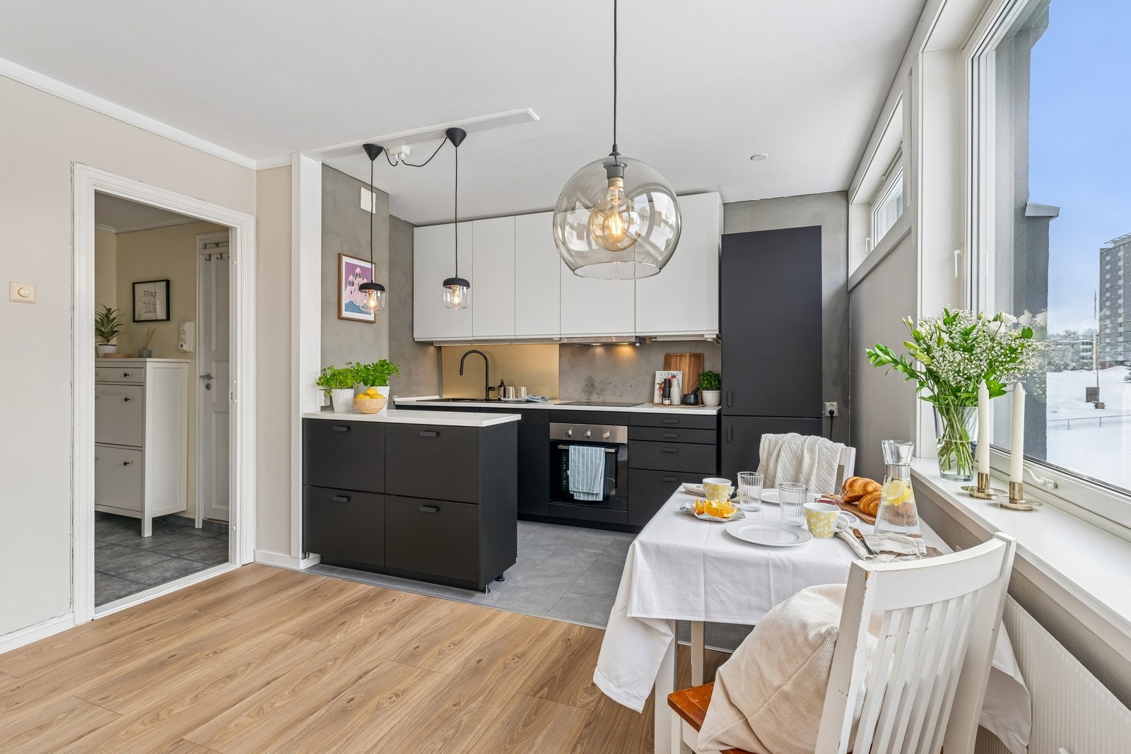 Åpen og fin planløsning med god plass til spisebord ved kjøkkenvindu. Galleribilde