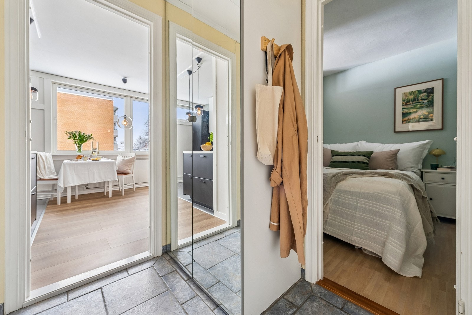 Entre med adkomst til sovealkove, baderom og videre inn til koselig stue. Galleribilde