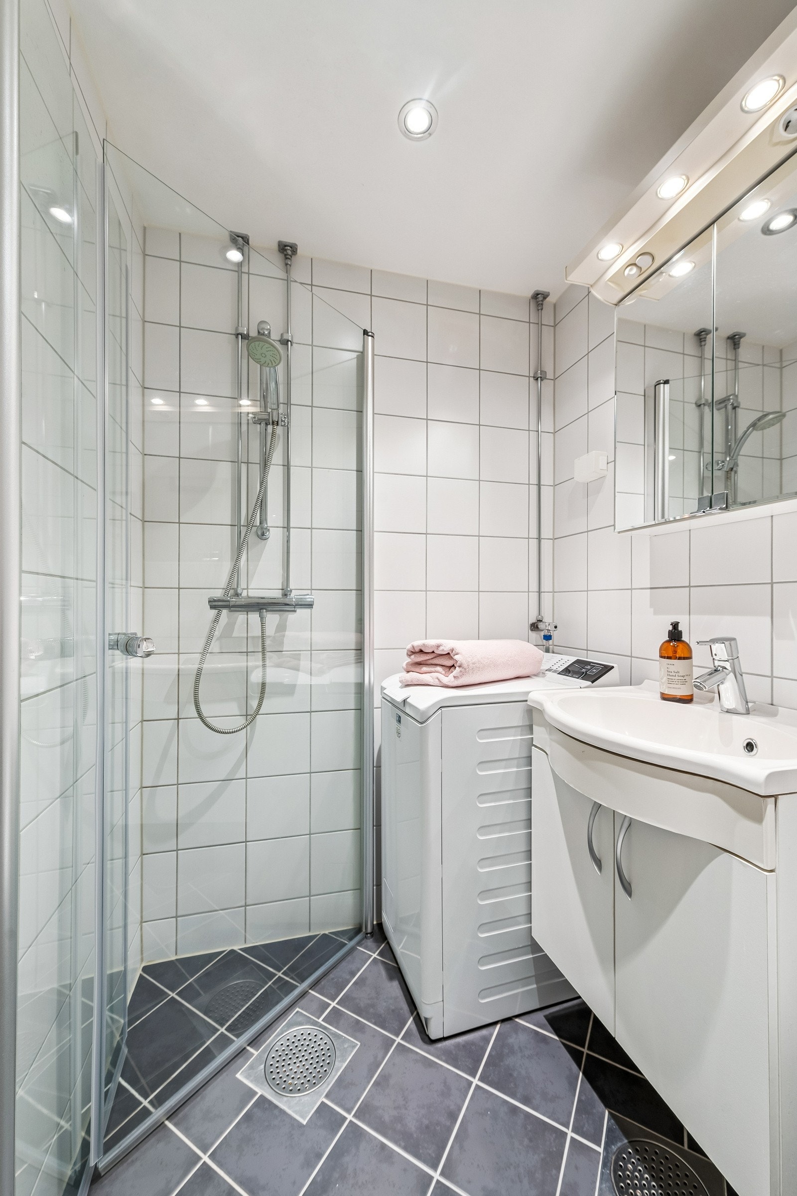 Delikat, pent og flislagt bad/wc fra 2009 (pusset opp i regi av borettslaget) med varmekabler og downlights. Opplegg for vaskemaskin. Galleribilde