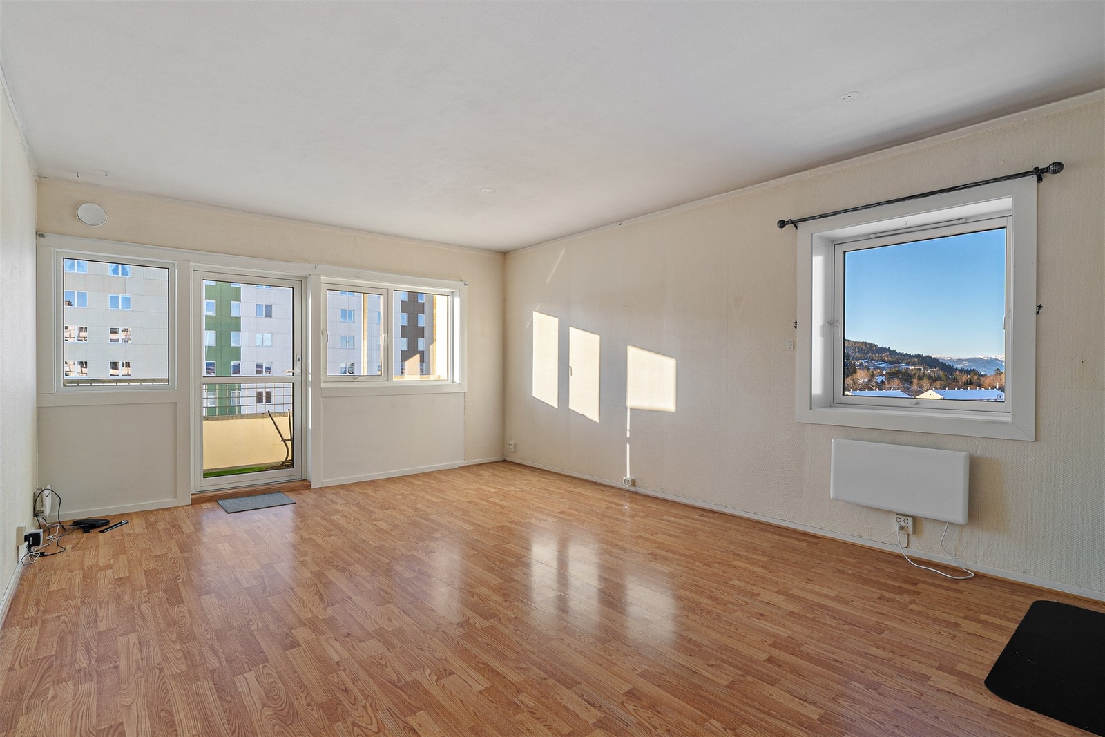 Velkommen til Tampereveien 2B! En lys og attraktiv hjørneleilighet i 7. etg. med rikelig lysinnslipp, flott utsikt, solrik veranda og sentral beliggenhet på Nyborg. Galleribilde