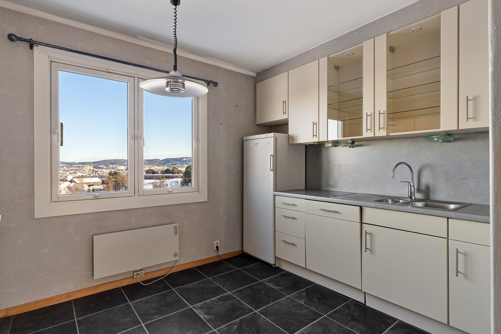 Kjøkkenet er målt til 13,5 kvm. og har plass til hyggelig spiseplass. Galleribilde