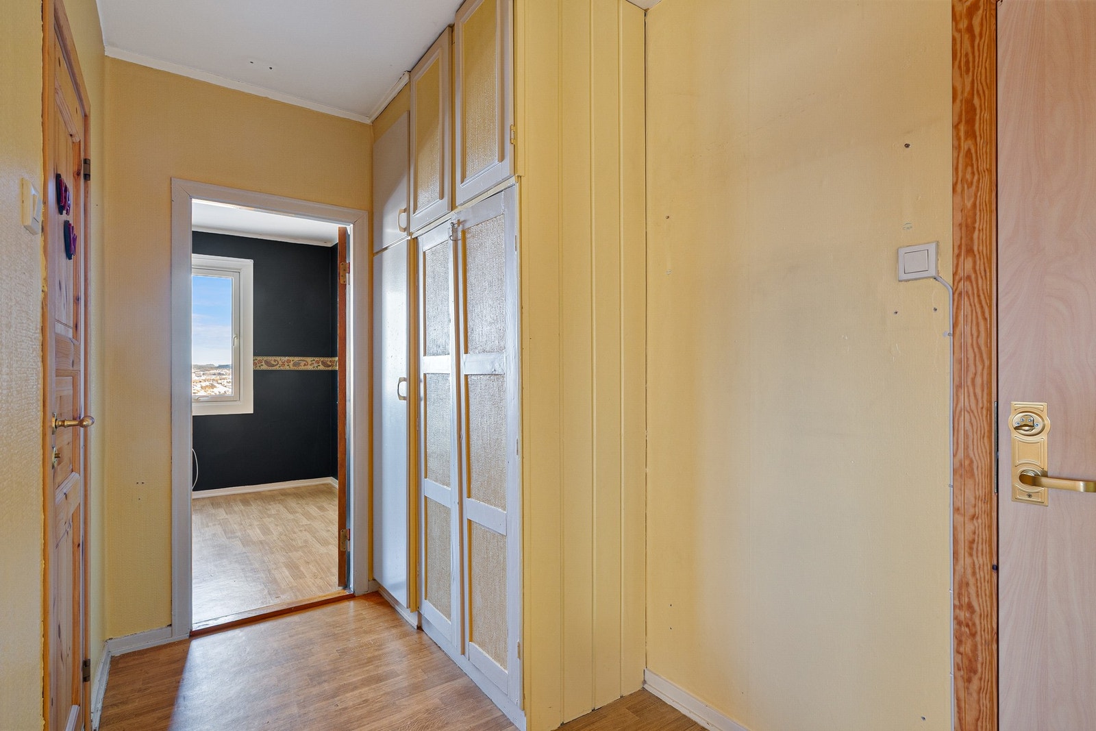 Integrert garderobeskap i gangen for yttertøy og sko. Galleribilde