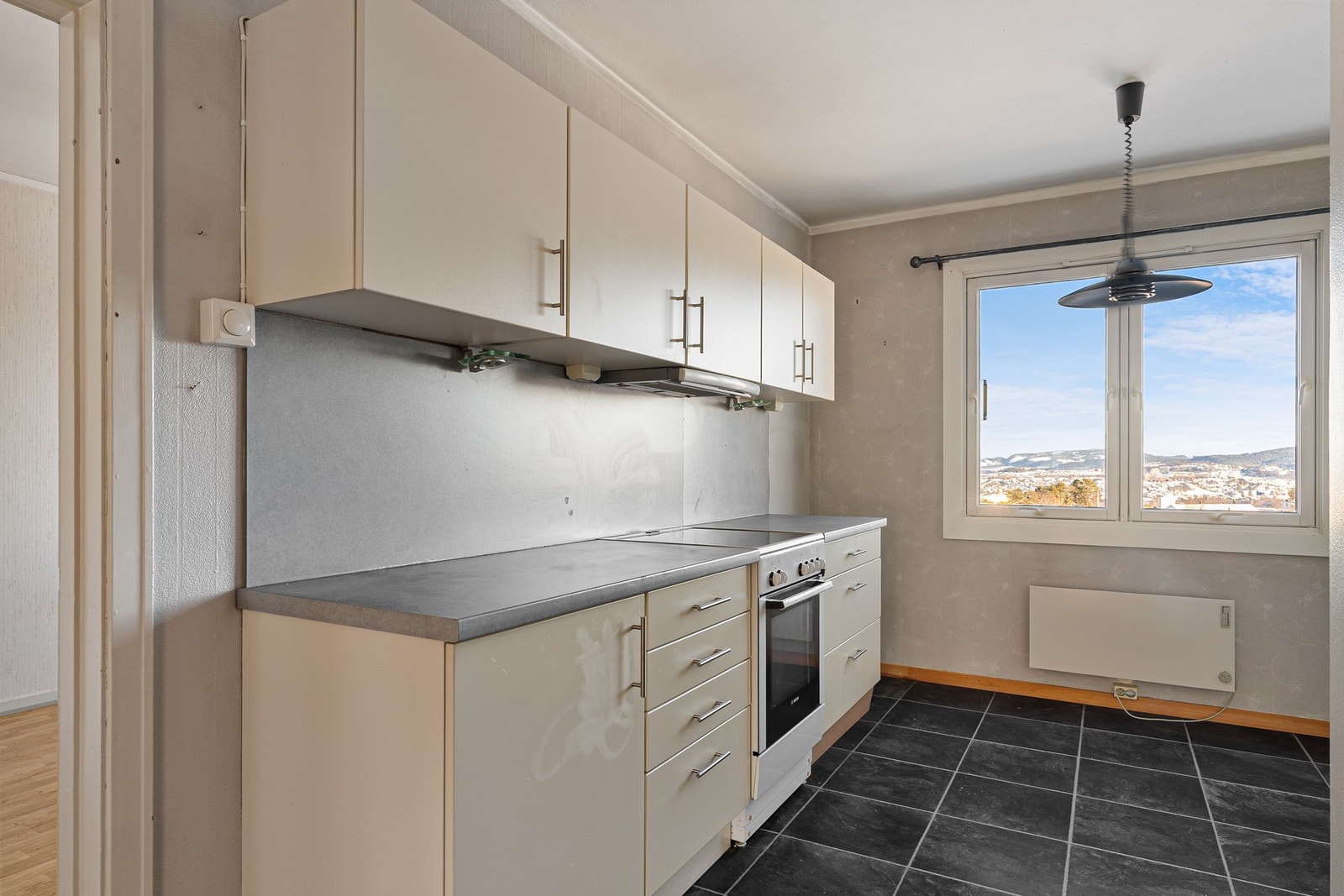 Vindu på kjøkkenet gir naturlig lys og flott utsyn over nærområdet. Galleribilde