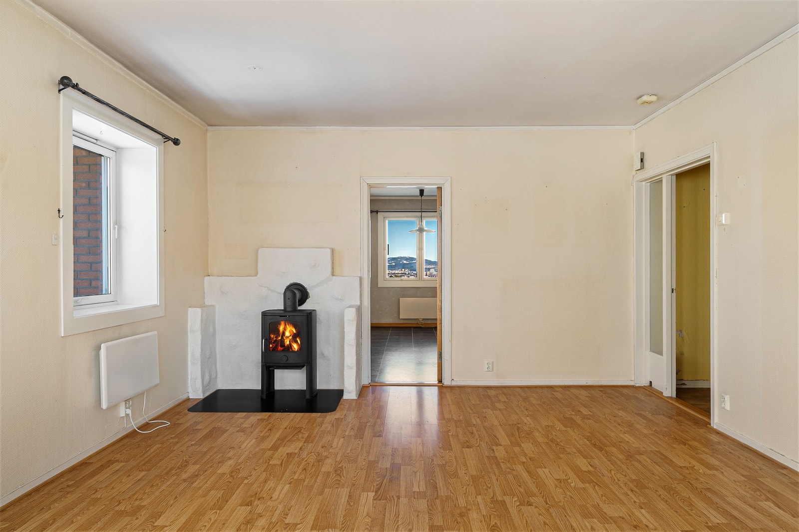 Hjørnebeliggenheten gir ekstra vindu og en luftig romfølelse. God plass til både sofagruppe og spisebord. Galleribilde