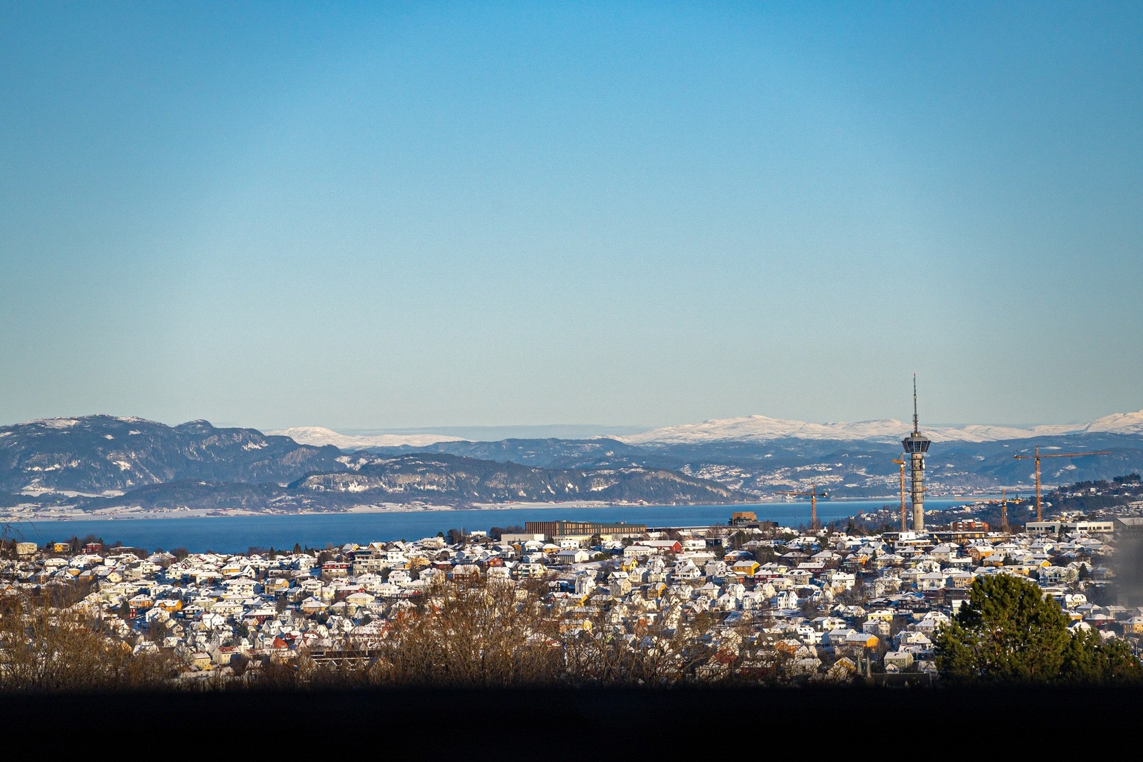 Spektakulær utsikt over fjord, bebyggelse og vakre omgivelser. Her bor du med det lille ekstra. Galleribilde
