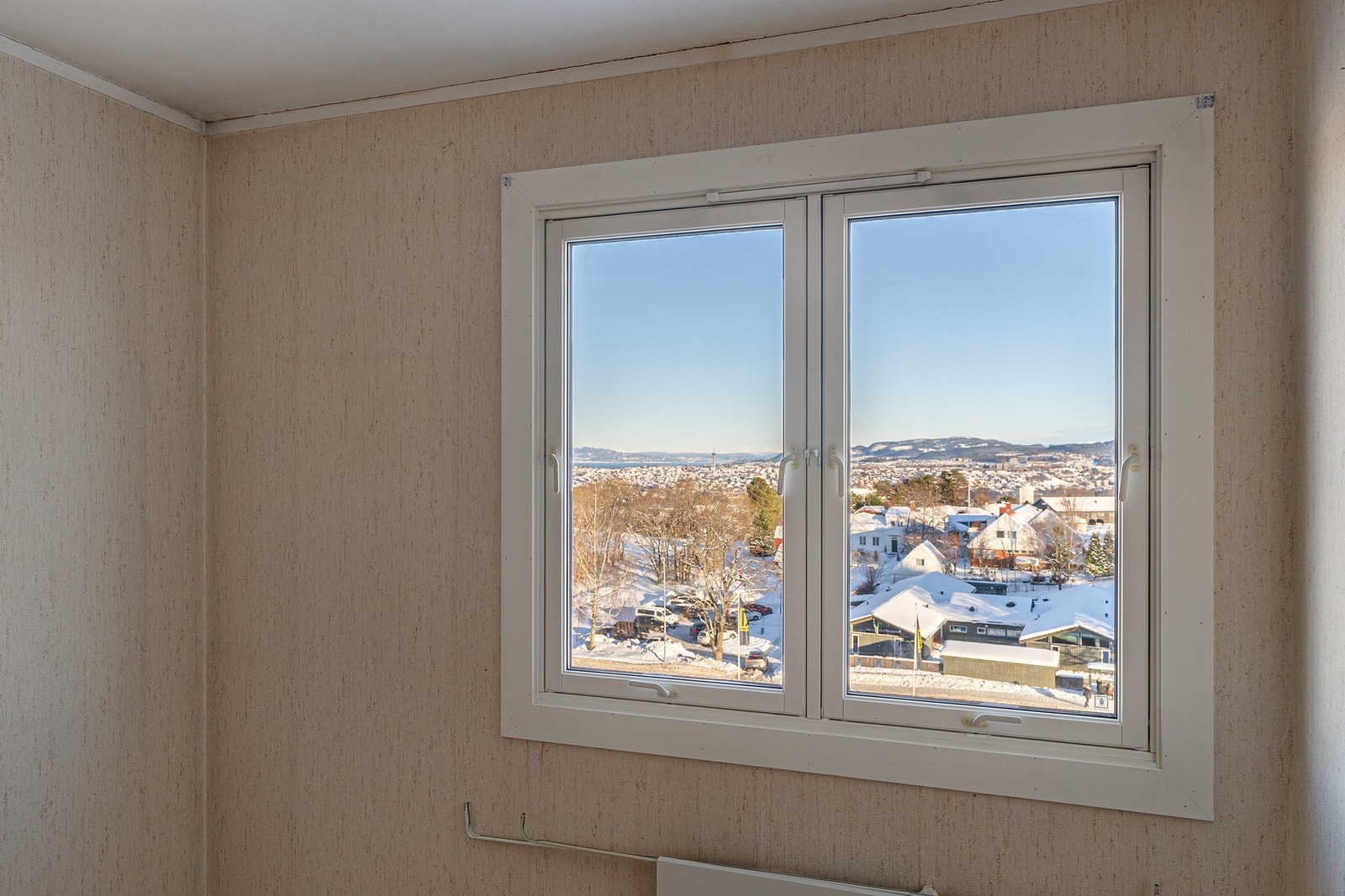 Våkne til morgensol på soverommet gjennom dette østvendte vinduet. Galleribilde