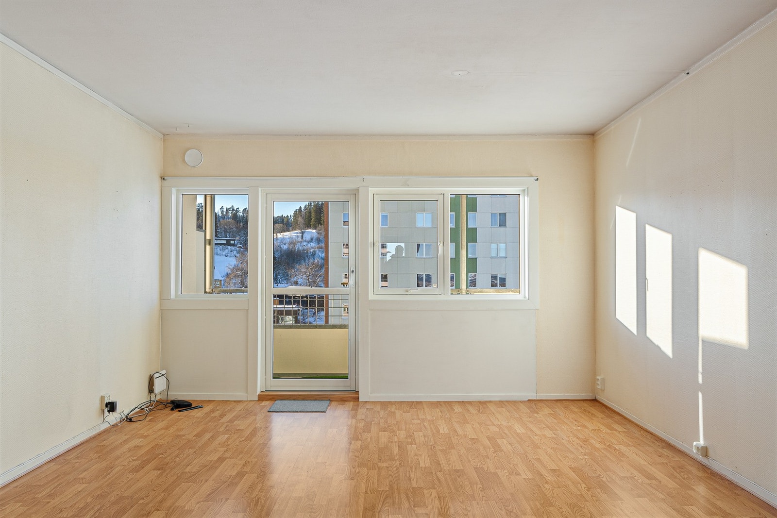 Lys og romslig stue på 23,5 kvm med store vindusflater og rikelig med lysinnslipp. Galleribilde