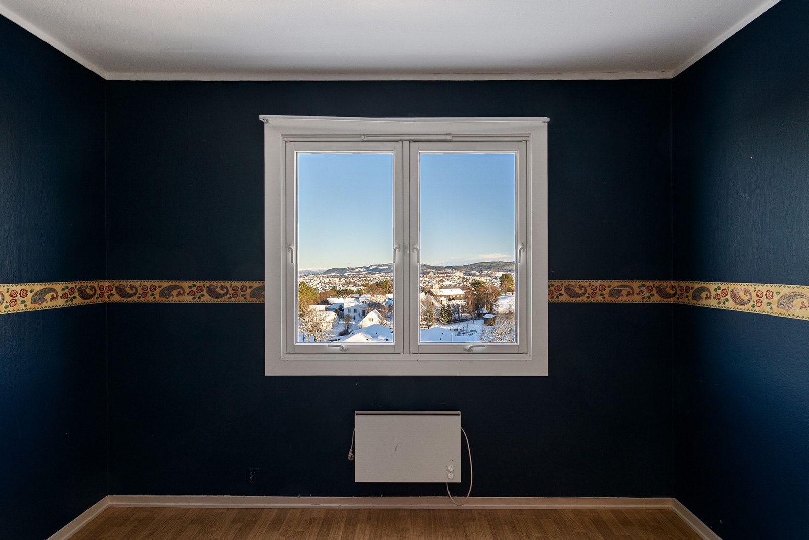 Flott lysinnslipp og panoramafølelse fra flere rom i boligen. Galleribilde