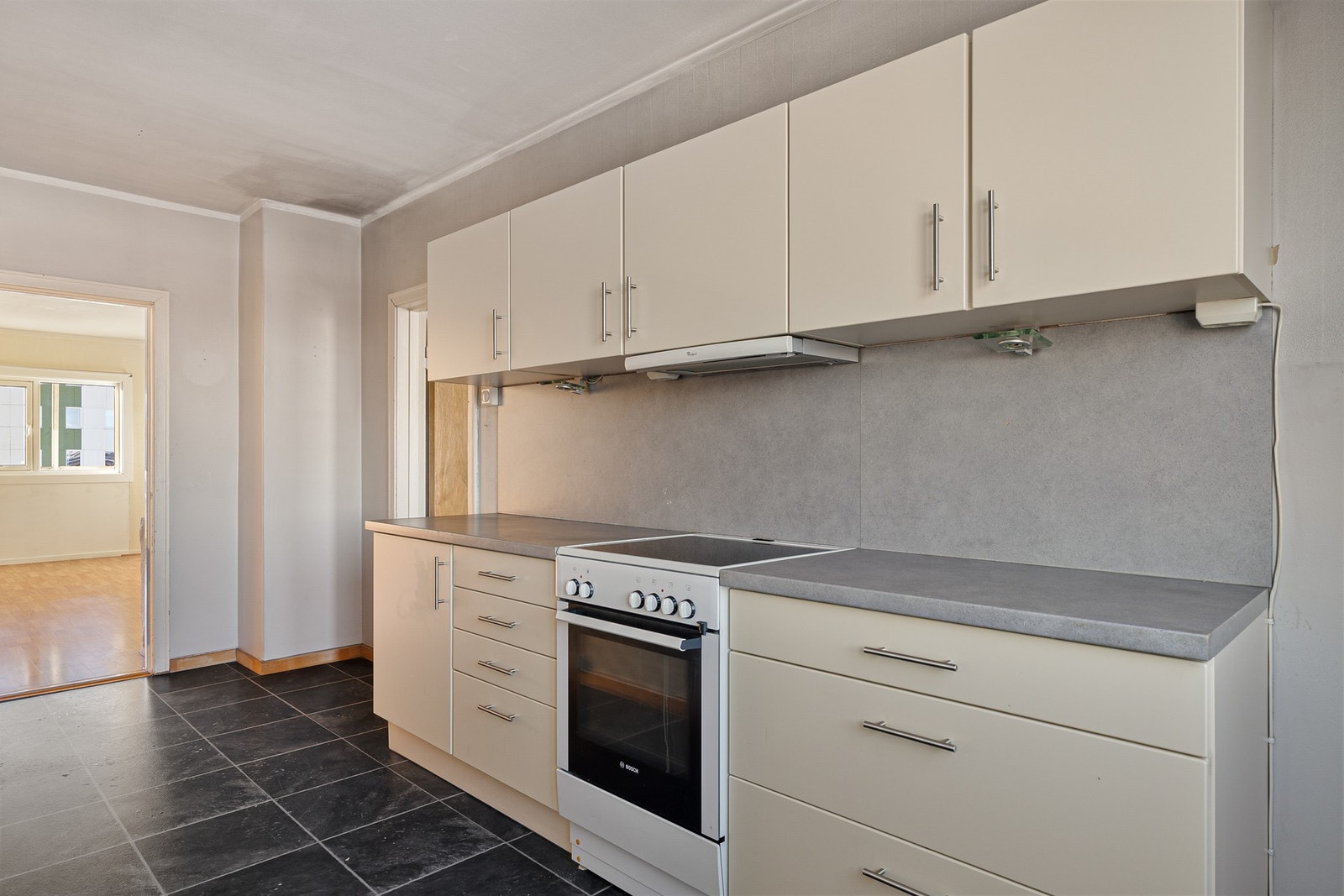 Lyst og funksjonelt kjøkken med god skapplass og gjennomgående pene overflater. Galleribilde