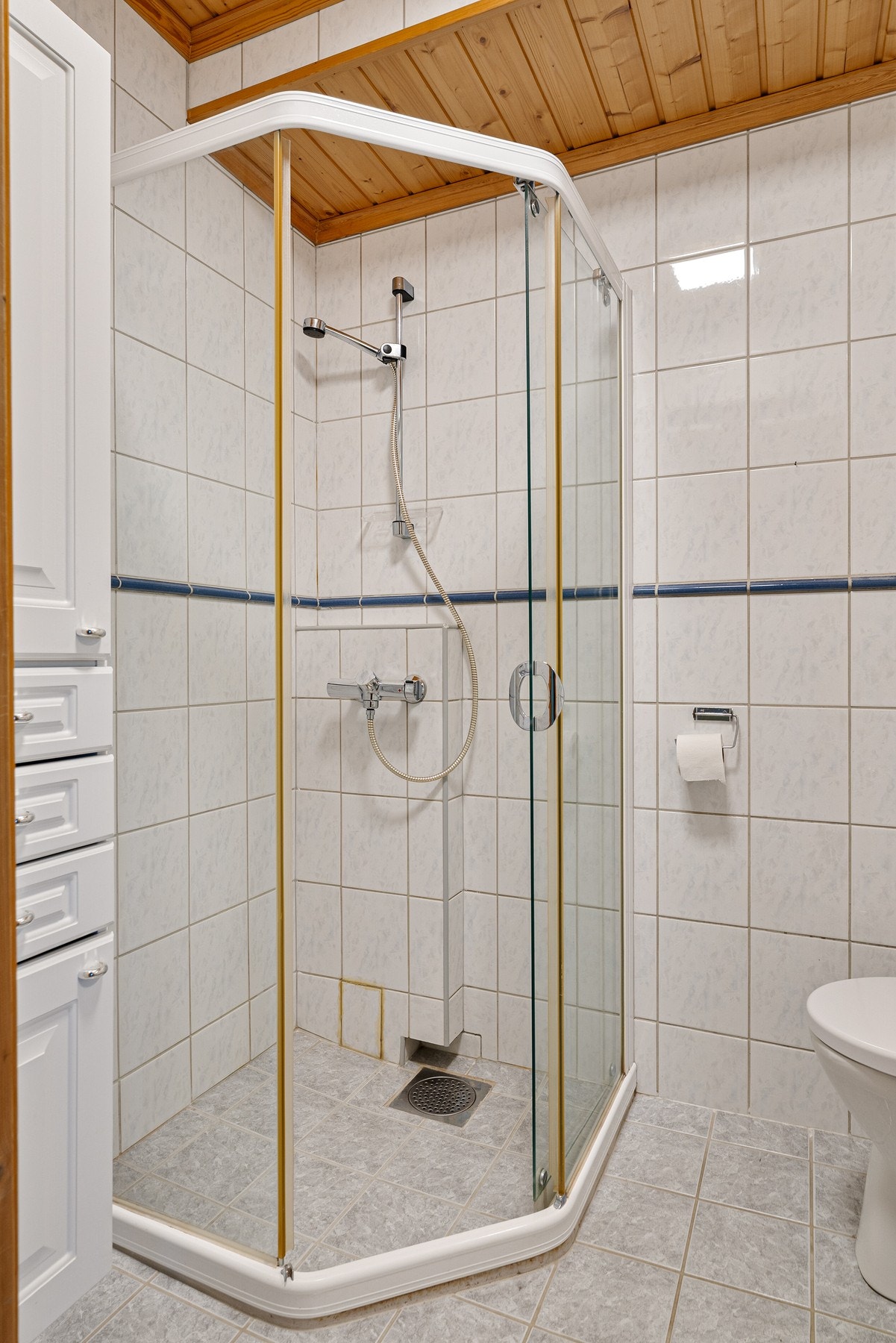 Utstyrt med dusjkabinett, servantinnredning med god oppbevaringsplass, og WC. Galleribilde