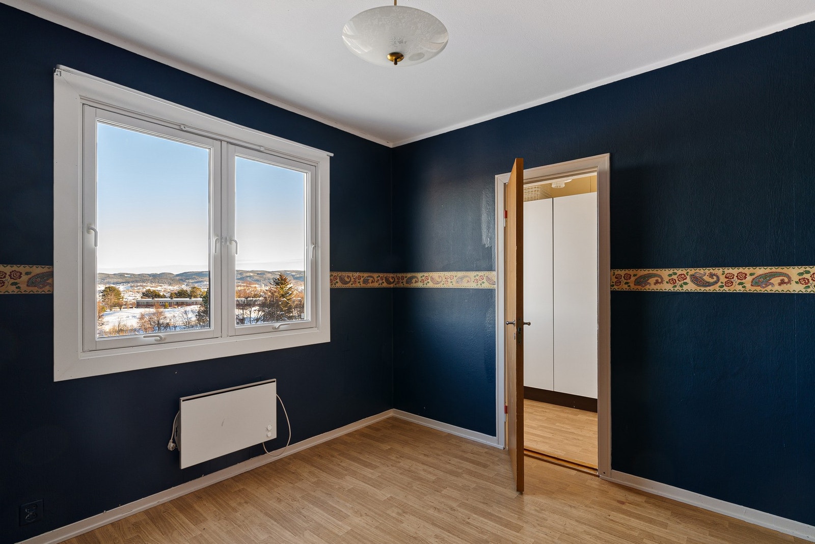 Soverom 2 på 10 kvm med tilhørende bod/garderobe på 4 kvm. med vindu. Galleribilde