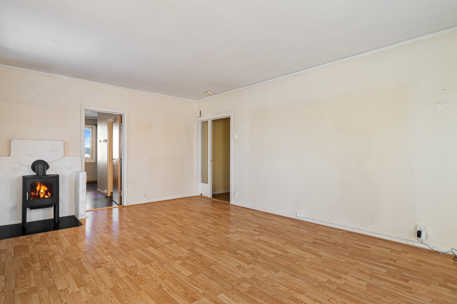 Adskilt kjøkken befinner seg bak stuen. Galleribilde