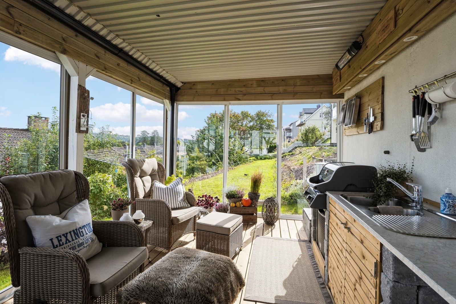 Ny fin innglasset terrasse med utekjøkken Galleribilde