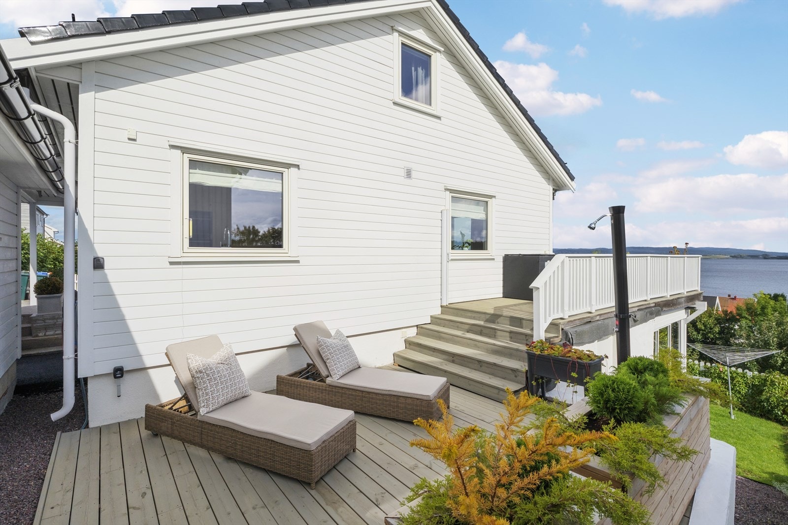 Solrik terrasse på enden av huset. Galleribilde