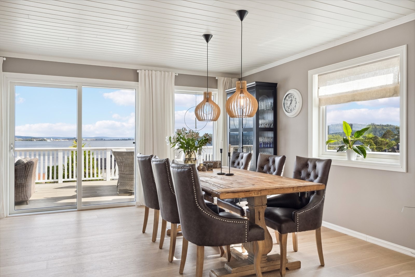 Velkommen til Gausengaten, oppusset flott bolig.her er det bare å sitte å følge med sjøutsikten Galleribilde