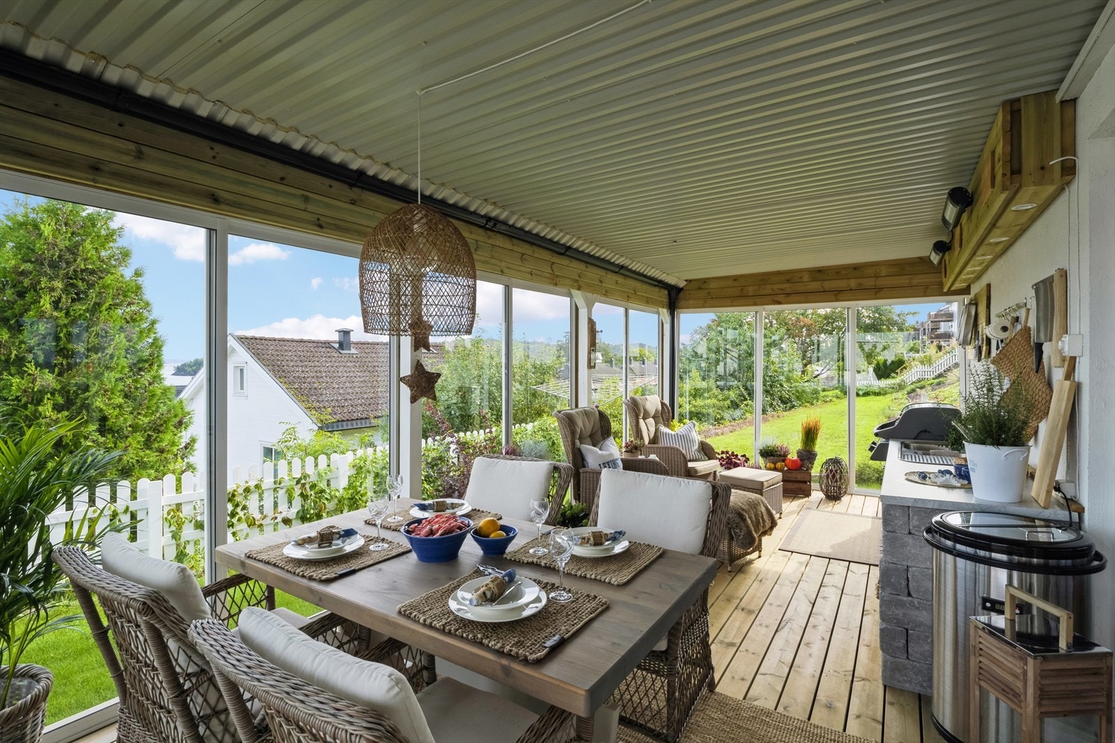 Den nye terrassen nede som er innglasset har dører som kan skyves bort. Galleribilde