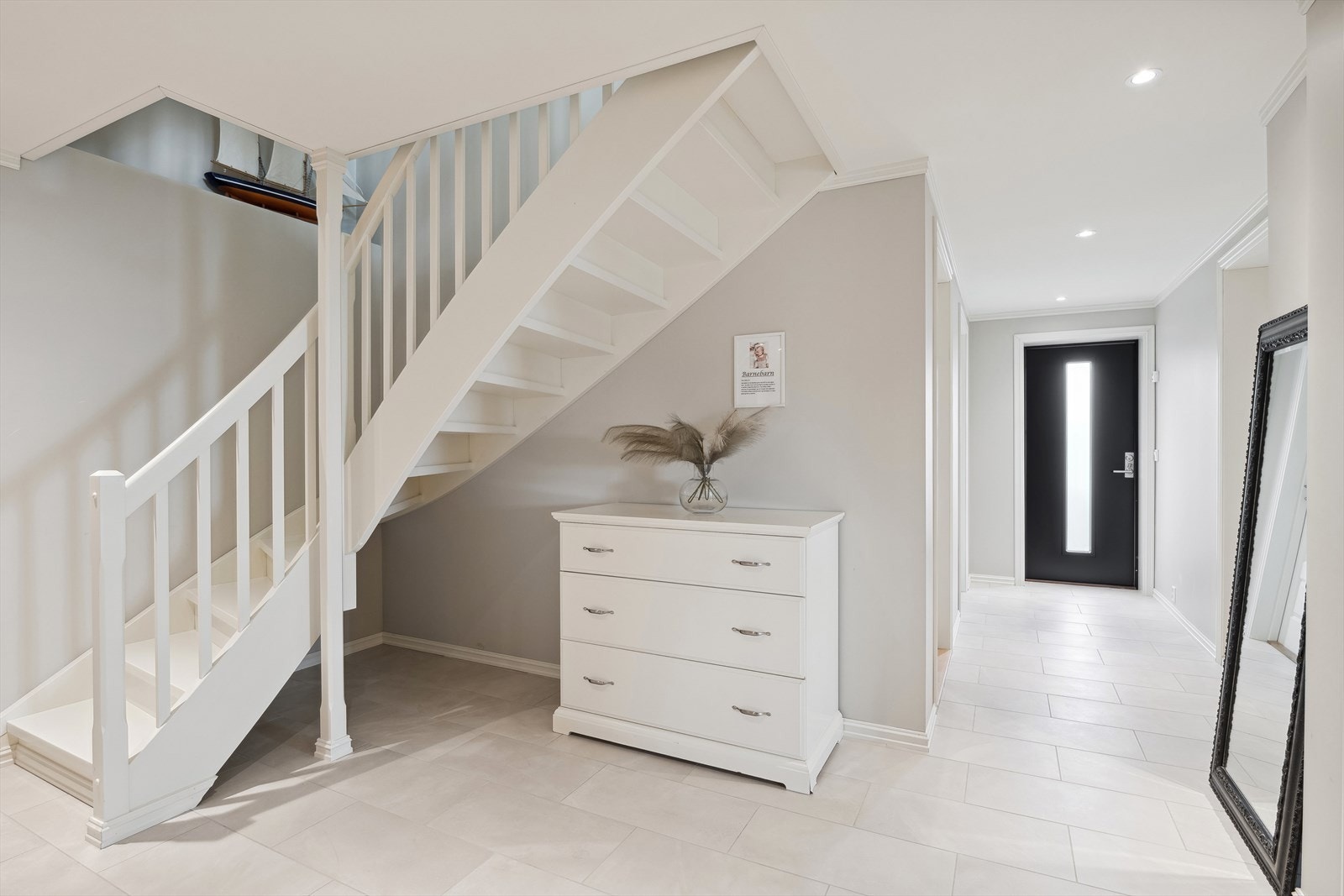 Hall/gang nede Galleribilde