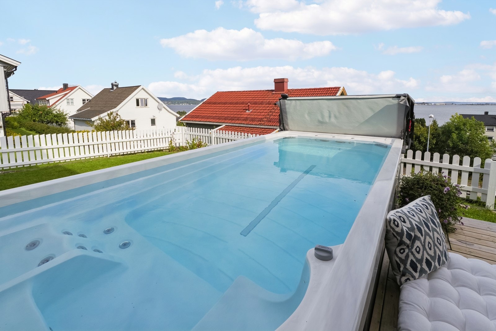 Nytt flott motstrømsbasseng/Jacuzzi med flott sjøutsikt. Behagelig det etter en sliten dag på jobb. Galleribilde