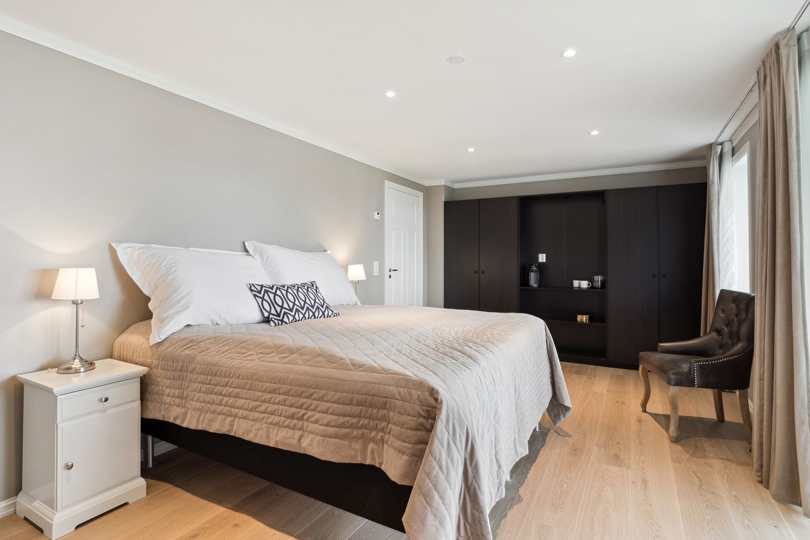 Her får du et stort flott soverom som har godt med garderobeplass Galleribilde