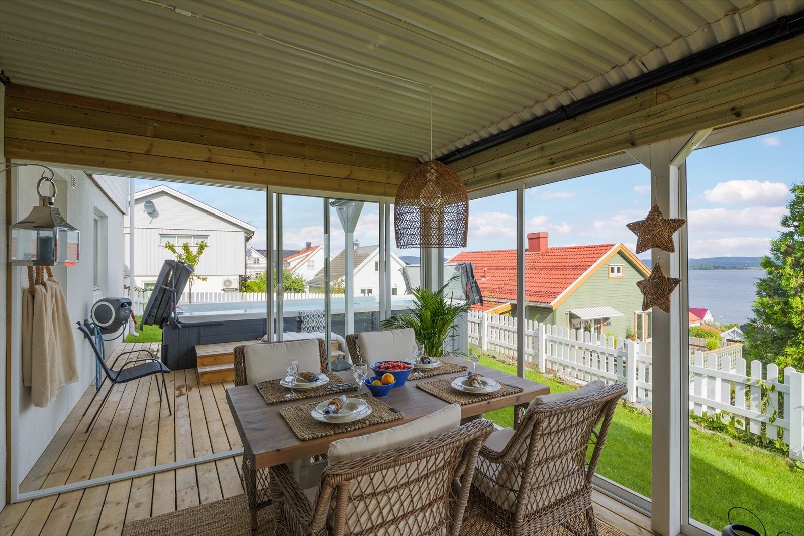 Velkommen til denne flotte renoverte eneboligen med nydelig sjøutsikt og motstrømsbasseng. Her fra koselig innglasset terrasse med utekjøkken. Galleribilde