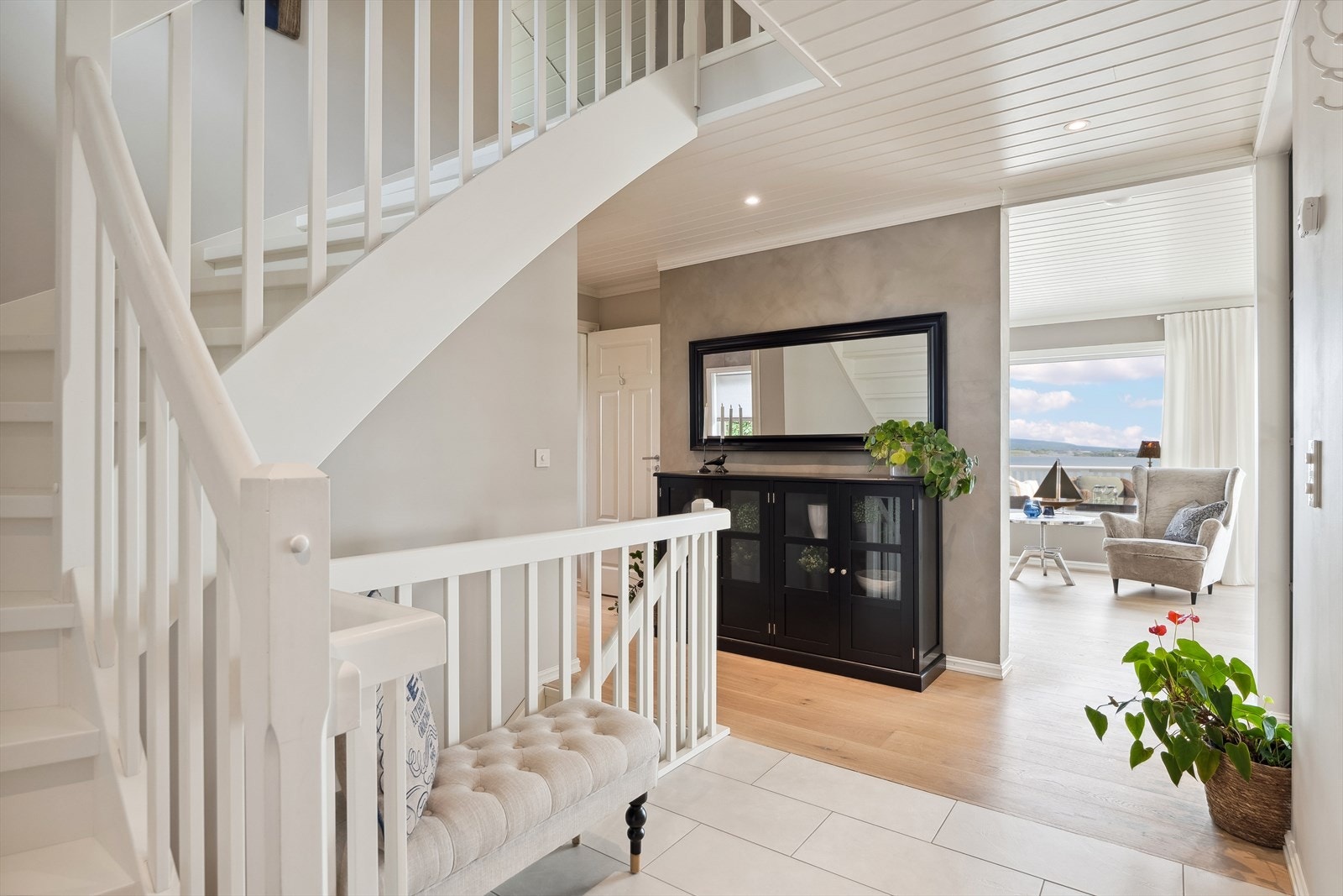 Romslig Hall/gang i 1 etg. Galleribilde