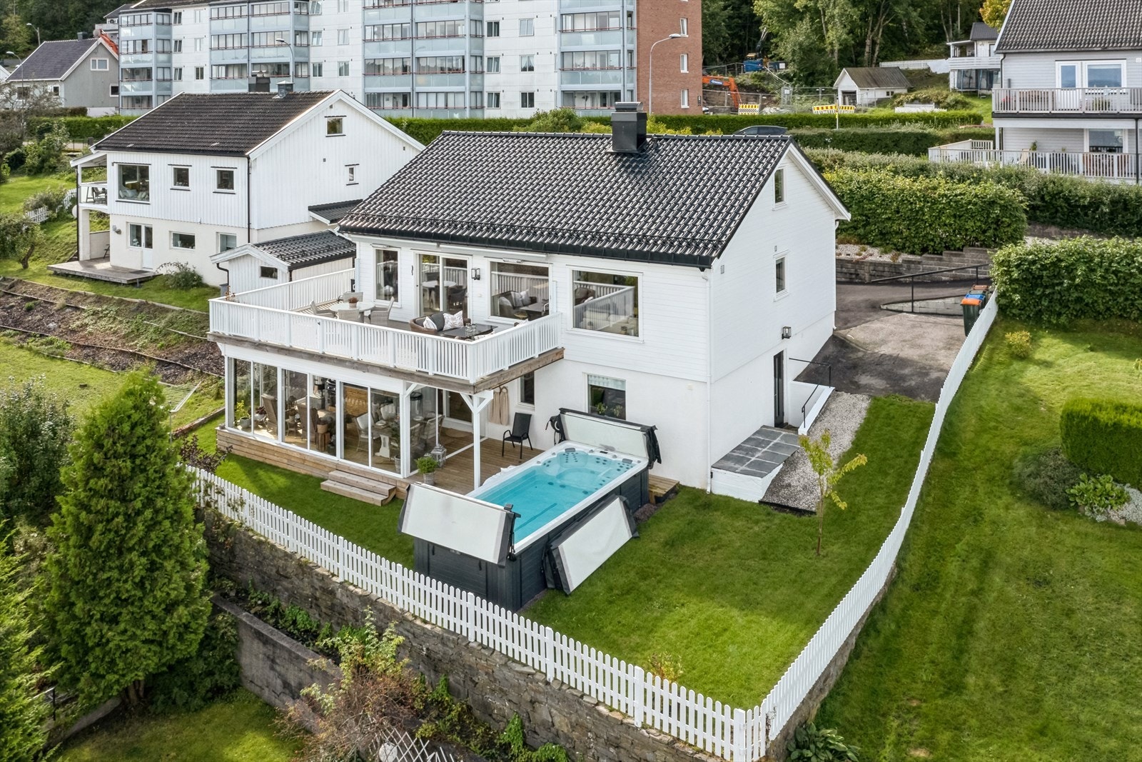 Fasade fra eiendommen som er inngjerdet mot nord og øst Galleribilde