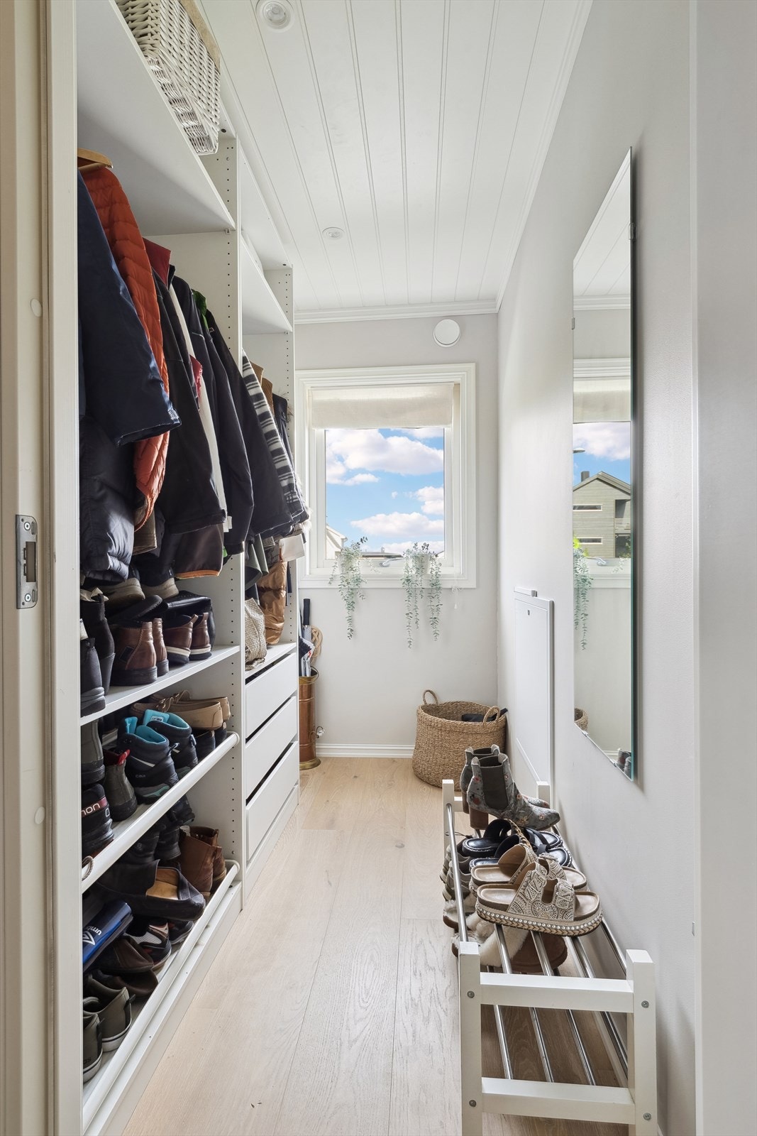 Romslig Walk in Closet rom Galleribilde