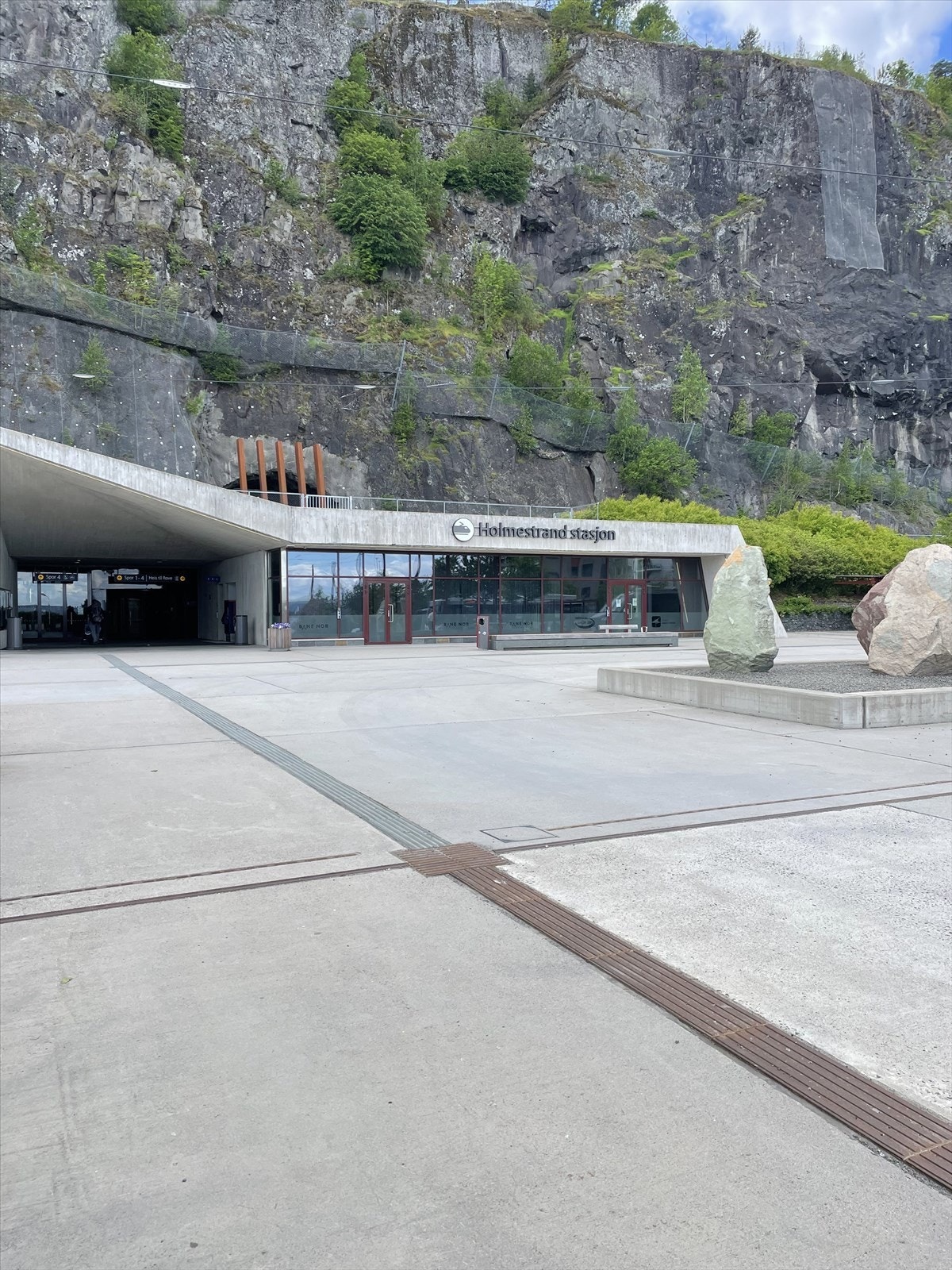 Privat bilde av den moderne togstasjonen Galleribilde