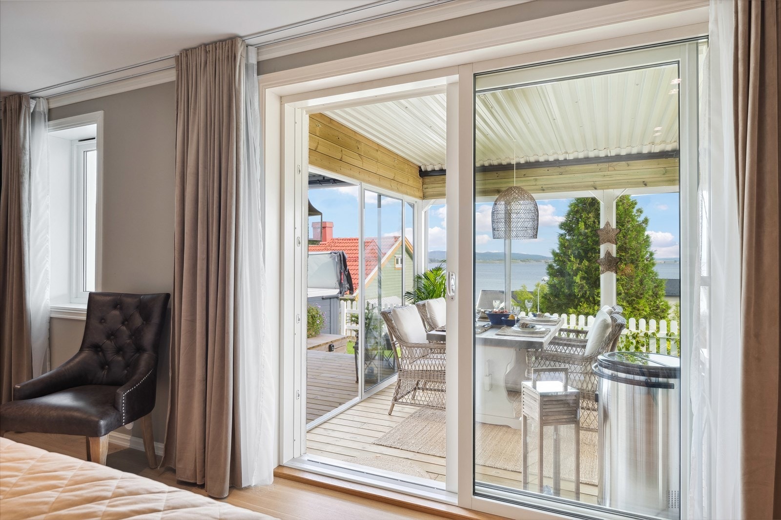 Soverommet har direkte utgang til den nye flotte terrassen som er innglasset. Galleribilde