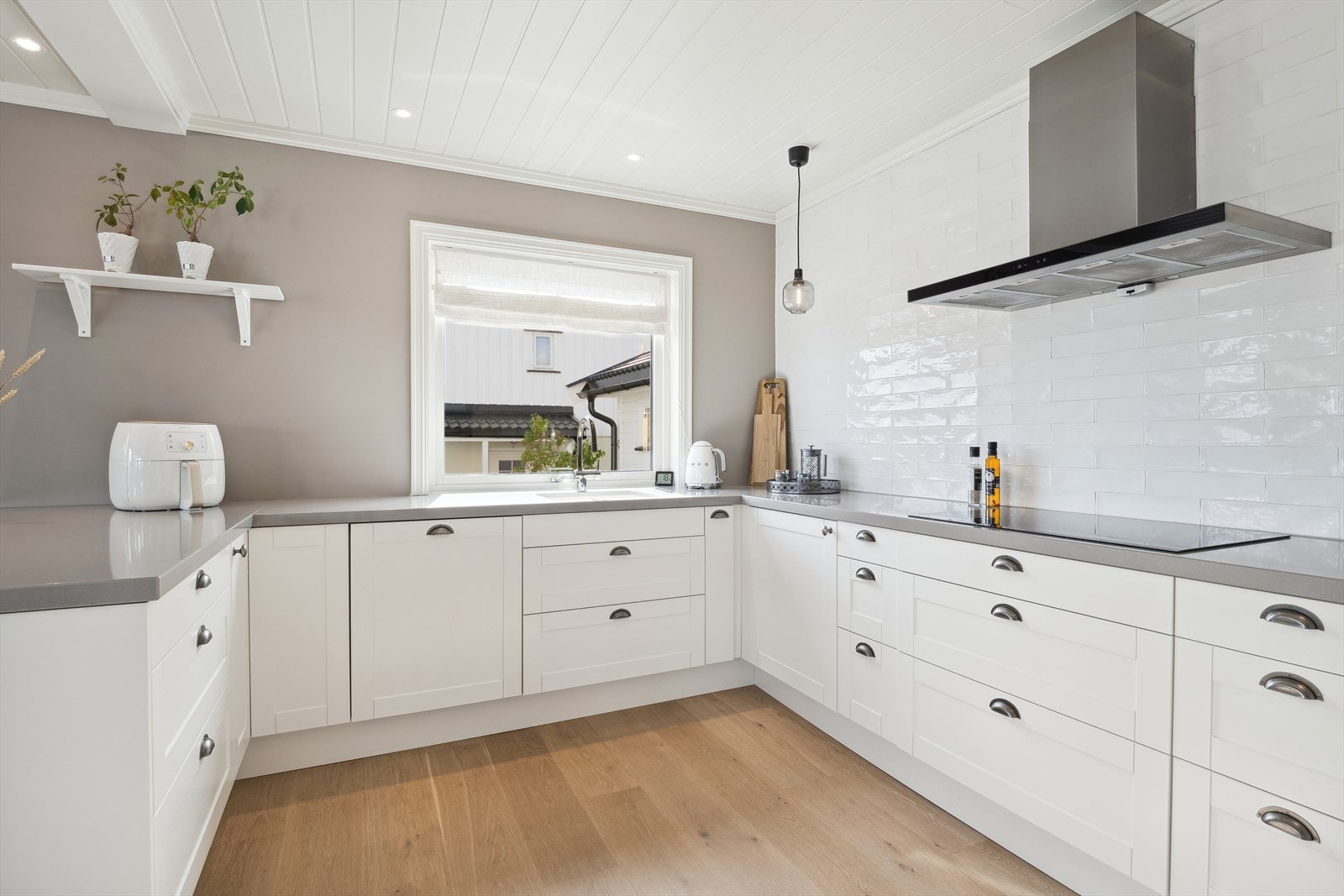 Kjøkken har integrerte hvitevarer og godt med skuffer og skap. Galleribilde