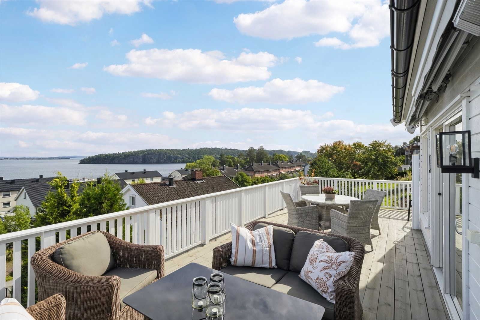 Her har du en fantastisk sjøutsikt fra både terrasser stue og kjøkken. Galleribilde
