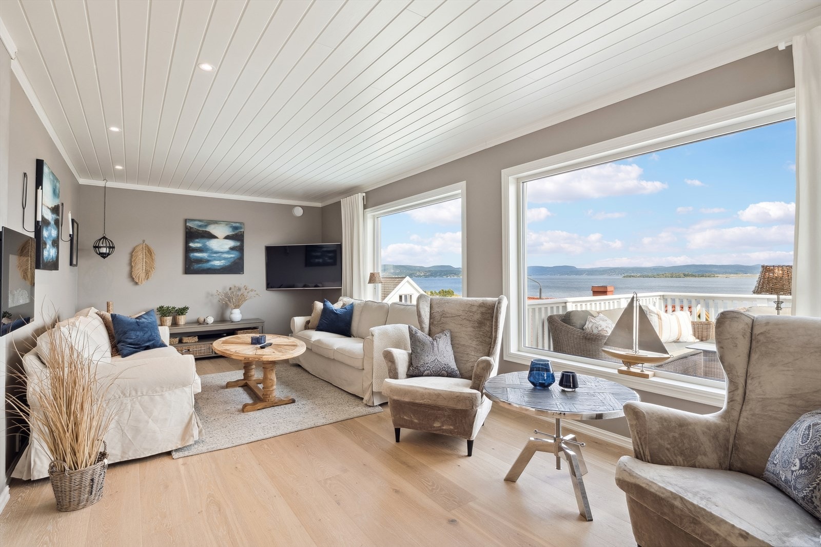 Påkostet lekker stue med enstavsparkett og malte flater, her også har du en fantastisk sjøutsikt Galleribilde