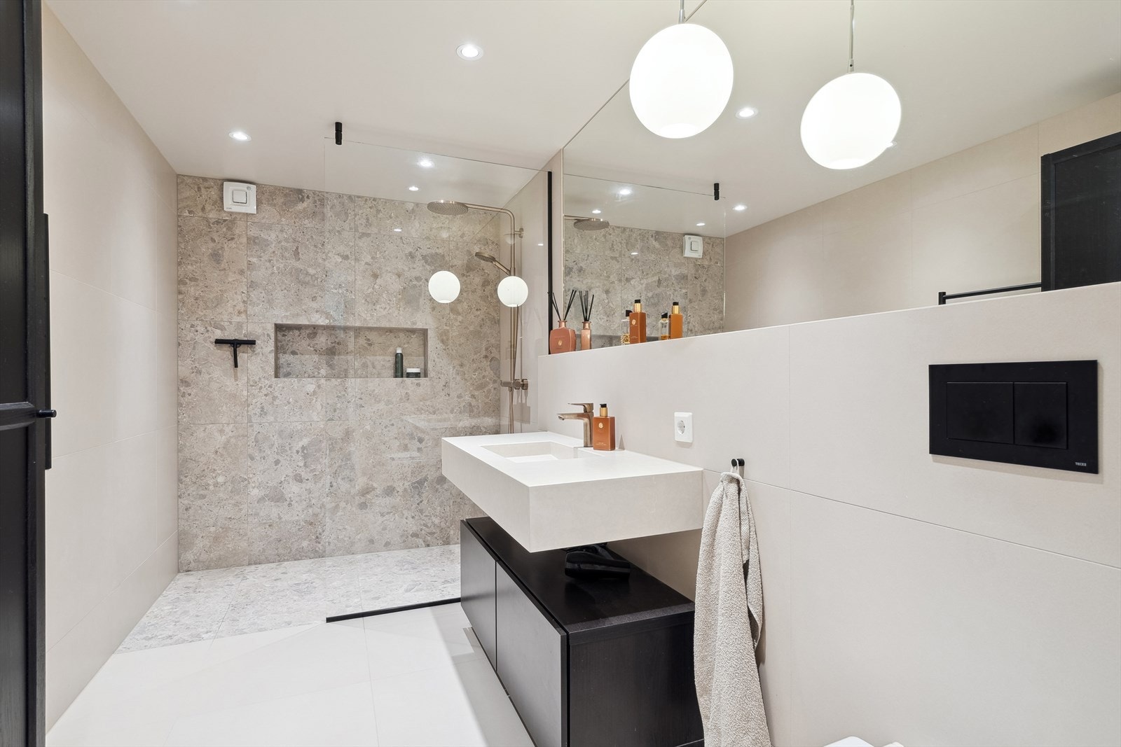 Lekkert bad i u.etg også med store fine fliser og innfelt hylle i romslig dusjnisje Galleribilde