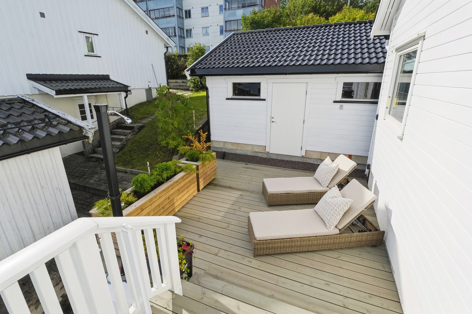 Terrassen går rundt hjørnet med solen Galleribilde