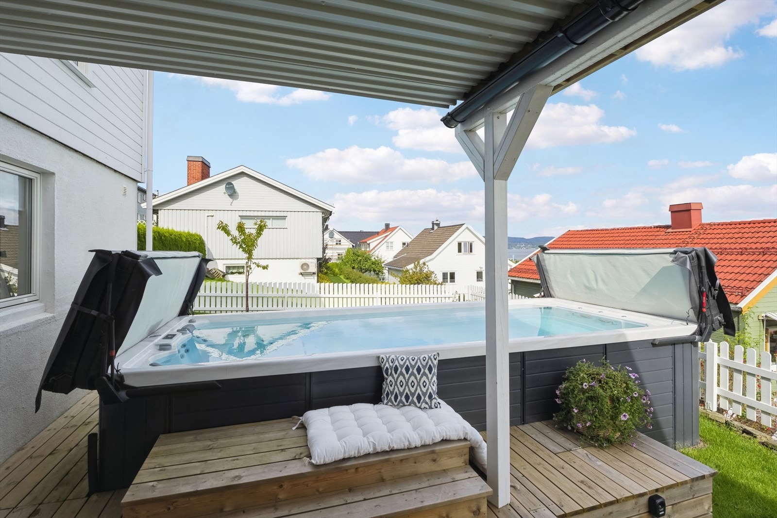 Med utgang fra den innglasset terrassen går du i motstrømsbassenget eller slapper av i Jacuzzi med en fantastisk sjøutsikt Galleribilde