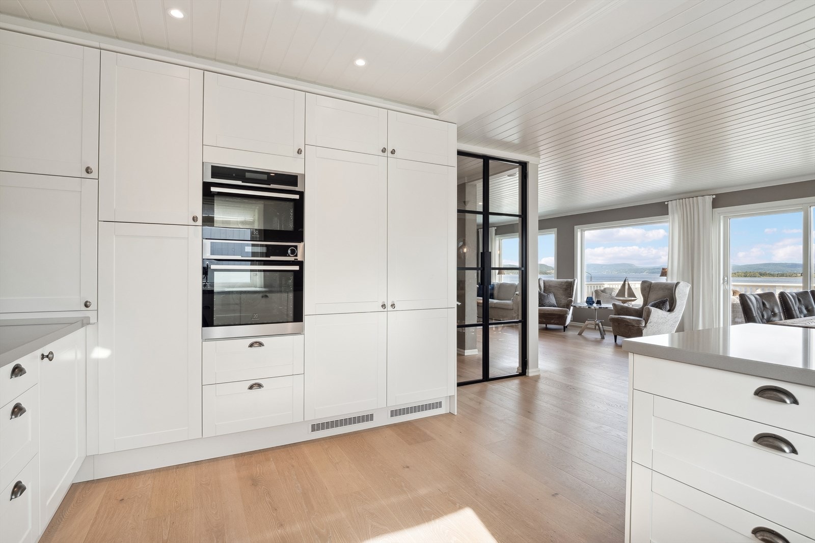 Flott Epoq kjøkken med åpen løsning fra stuen Galleribilde