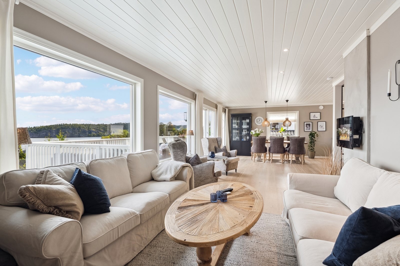 Stuen er lys og trivelig og har mdf plater i himling med down lights Galleribilde