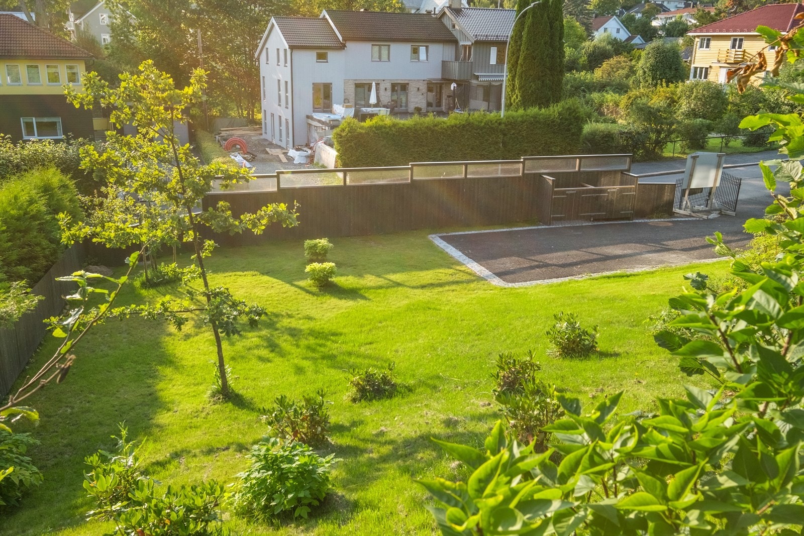 Velholdt hage, og nederst på eiendommen er det to gjesteplasser til besøkende. Galleribilde