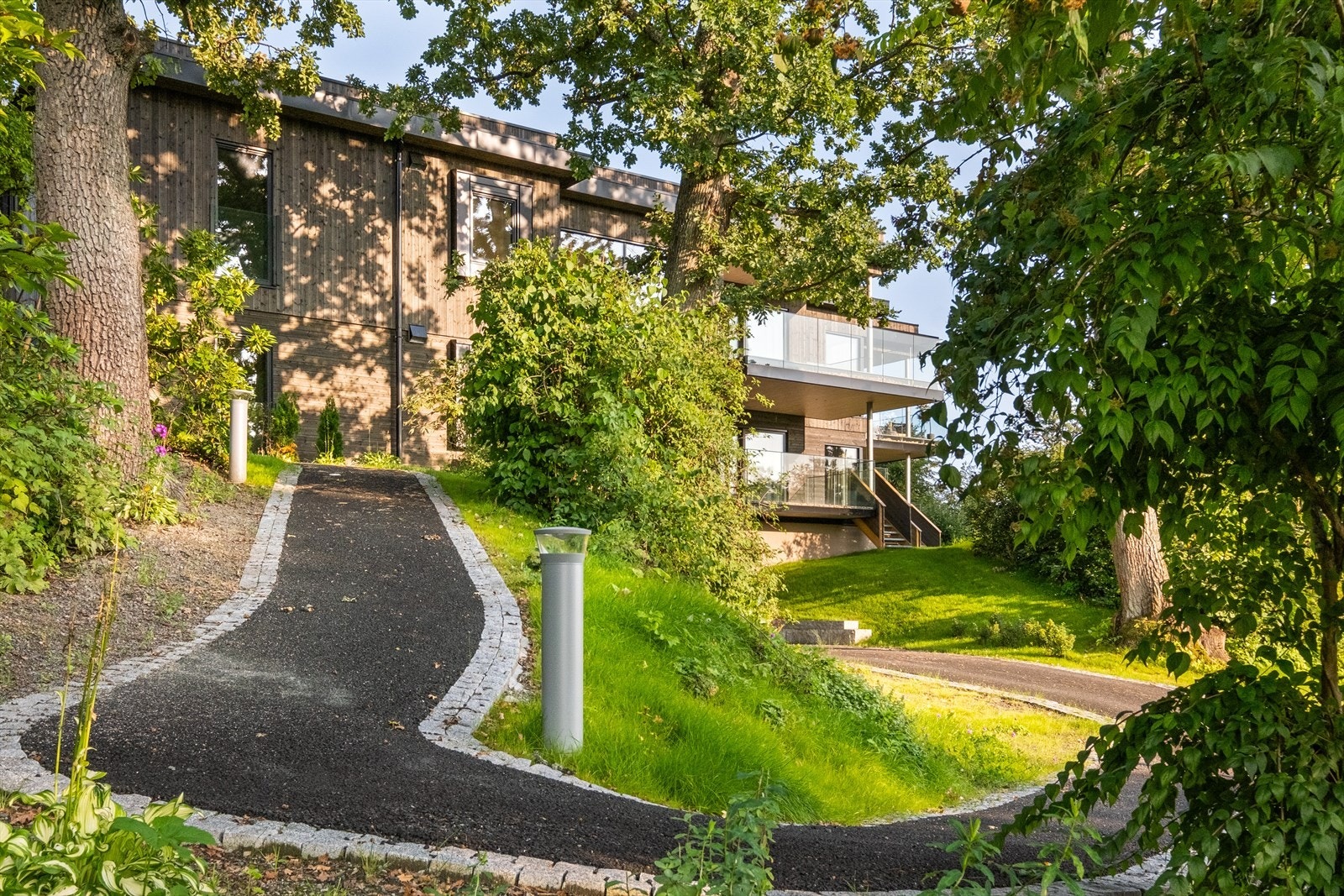 Gangvei til boligen omringet av natur Galleribilde