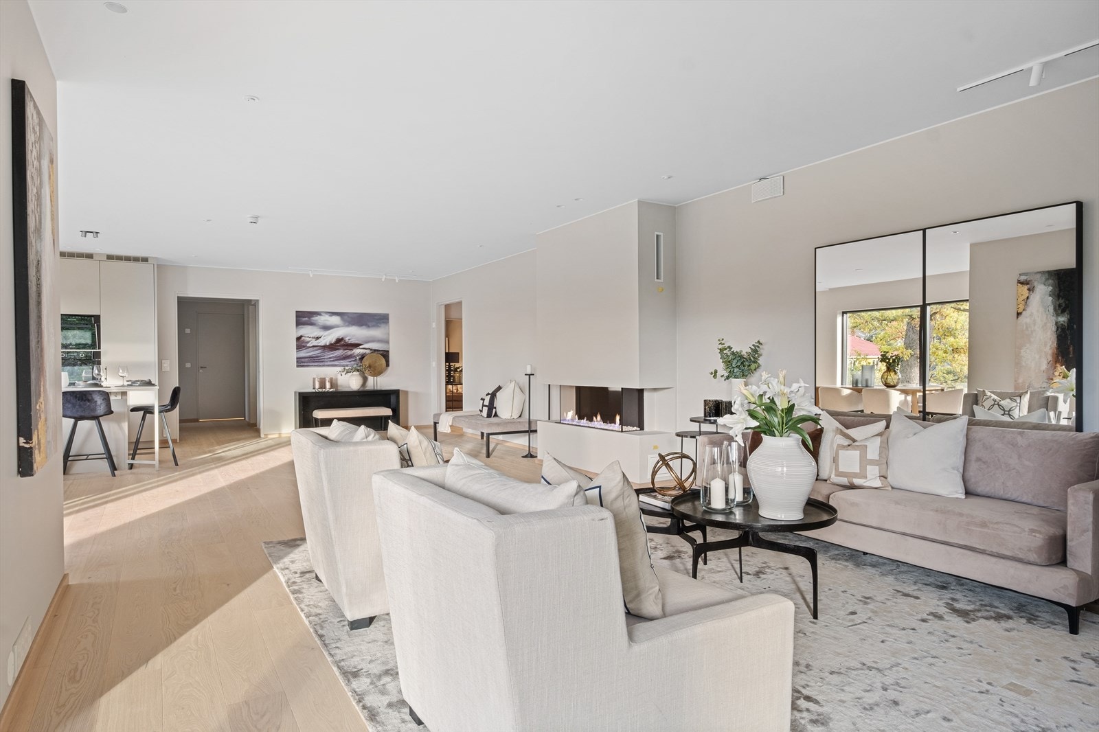 Den romslige stuen har gasspeis som skaper en varm og innbydende atmosfære. Galleribilde