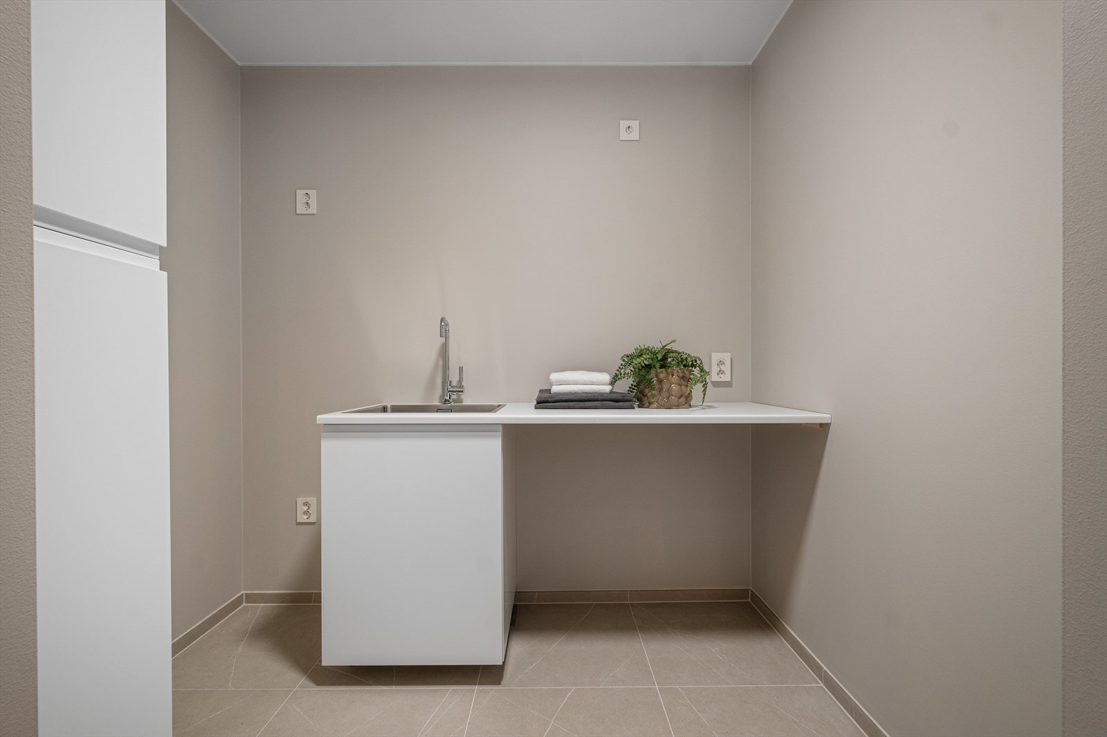 Vaskerommet har gode organiseringsløsninger. Plass til vaskemaskin og tørketrommel, samt oppbevaring. Galleribilde