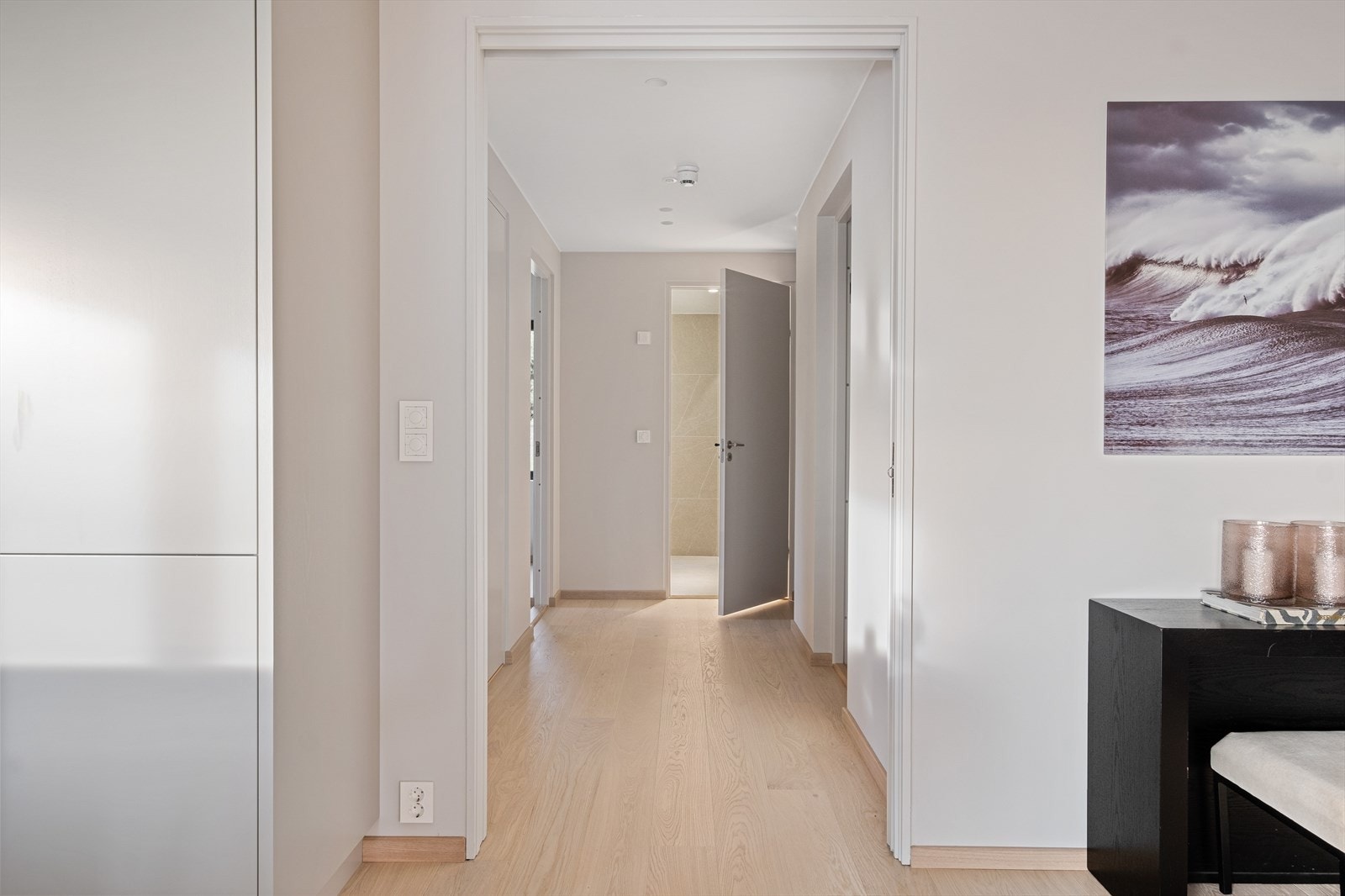 Mellom stue/kjøkken og soverom/bad/vaskerom kan du lukke med skyvedør. Galleribilde