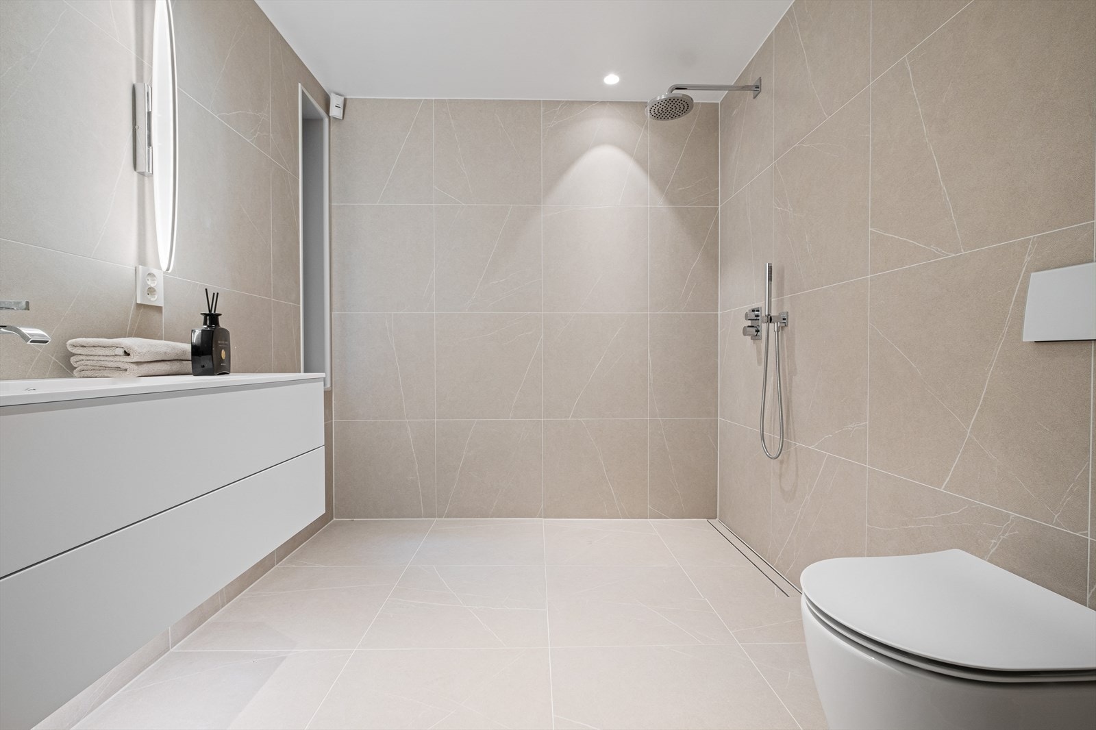 Bad i soveromsavdelingen. Speil og dusjvegg ettermonteres etter eget ønske. Galleribilde