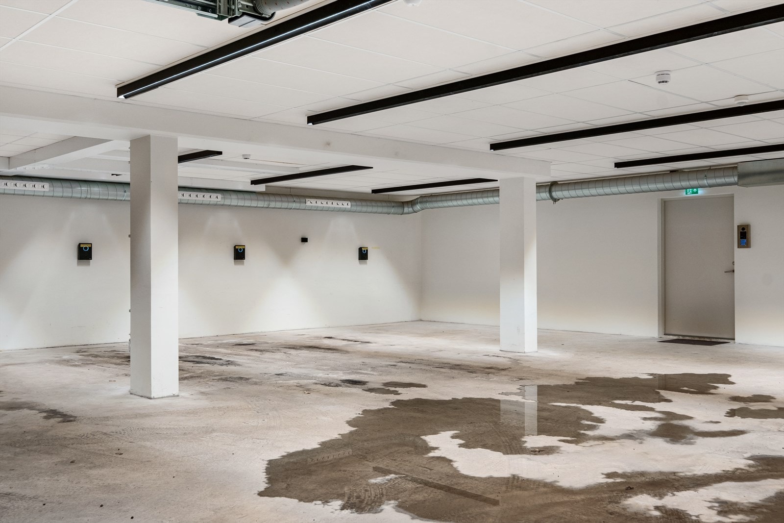 Det følger med to parkeringsplasser til leiligheten. Plassene har elbillader. Det er inngang til leilighetens sportsbod fra garasjen. Galleribilde