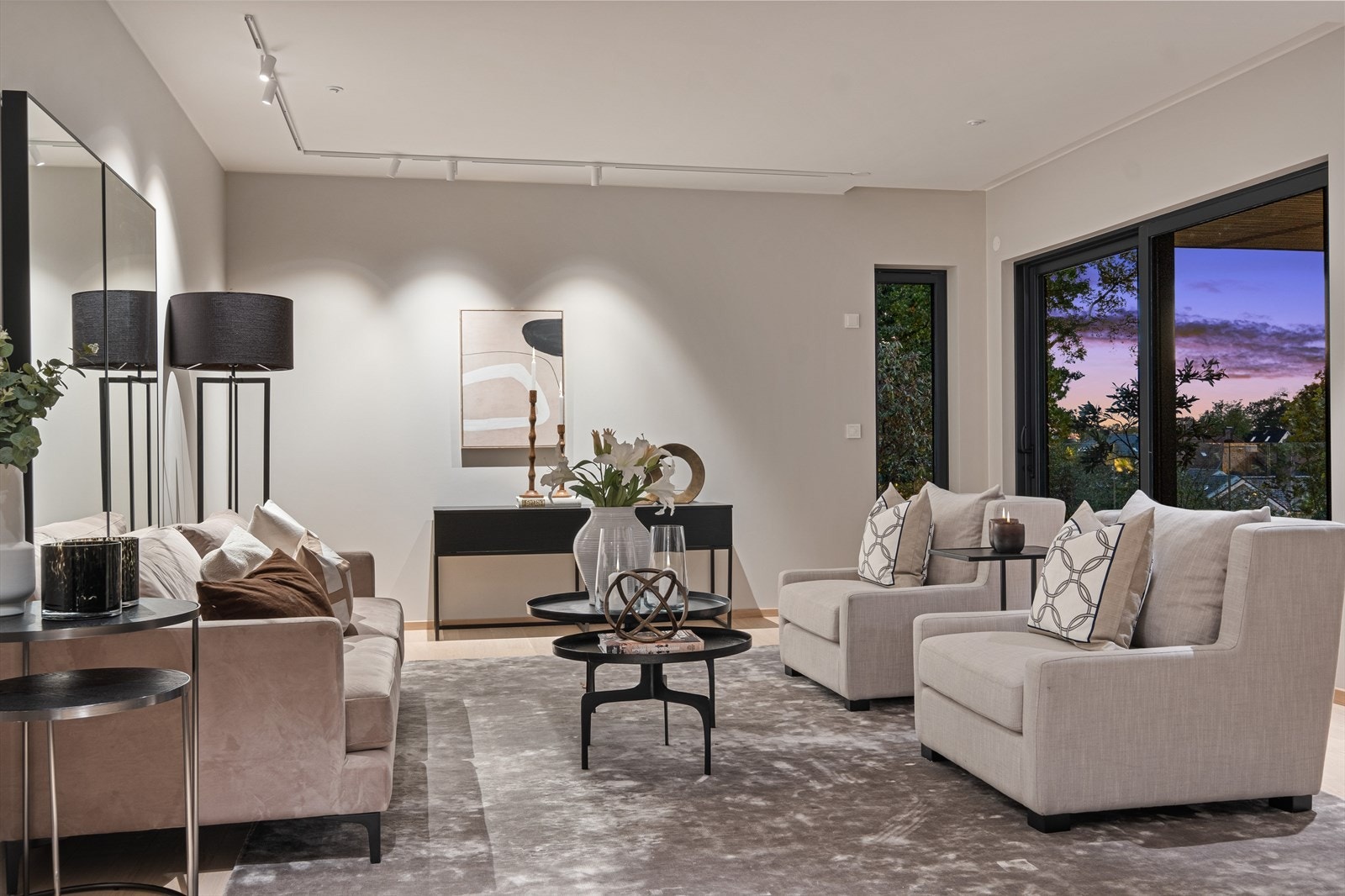 Kveldsstemning i stuen. Bildet er fra leiligheten i 1. etasje. Galleribilde