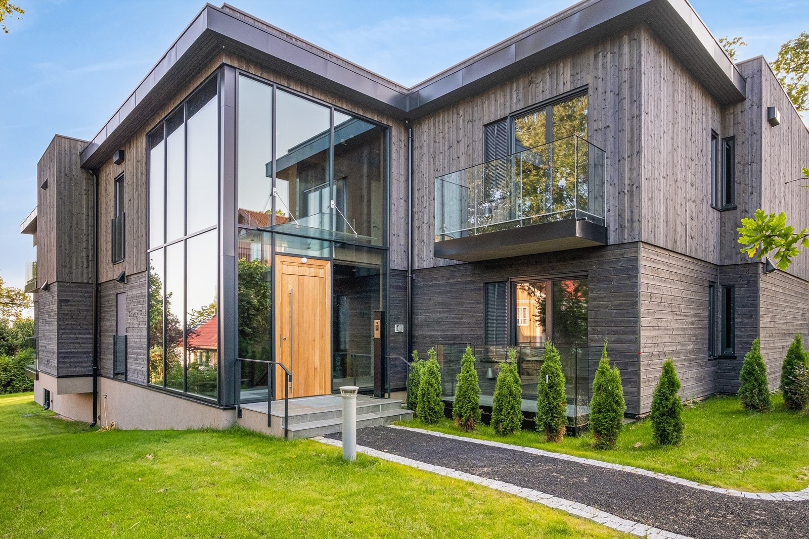 Moderne bygg med glassfasade og balkong Galleribilde