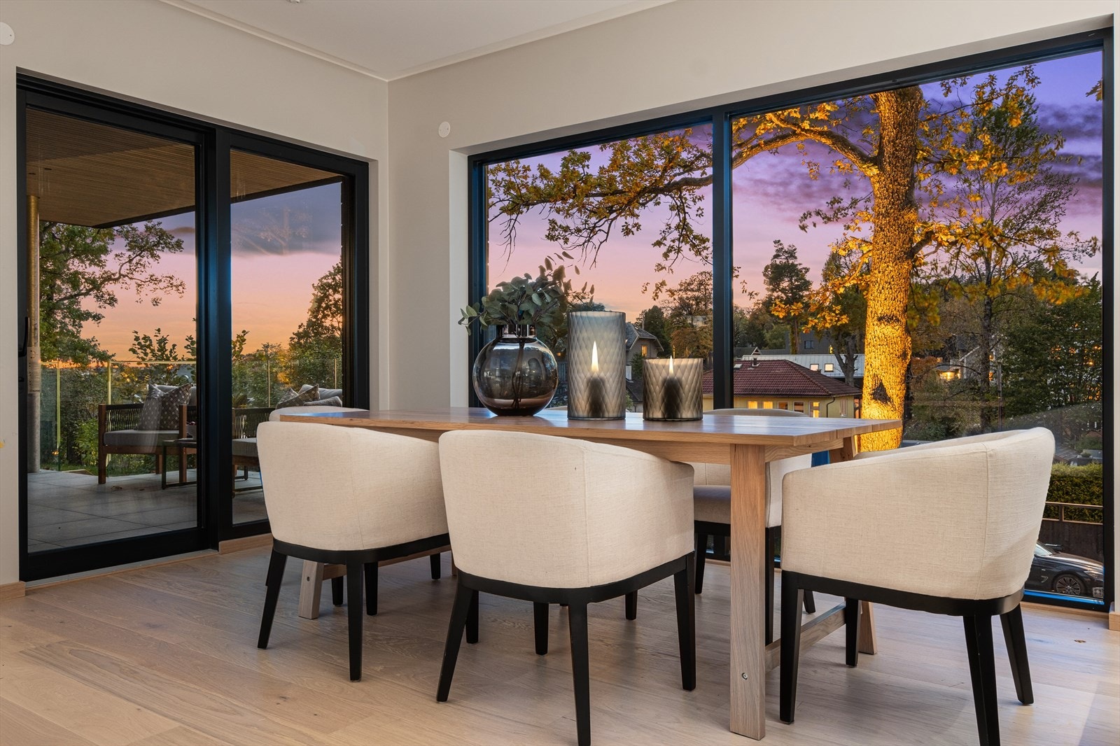 Spisestueavdelingen har god plass til et stort spisebord. De store vinduene og utendørs belysning skaper en fin ramme for hverdag og selskap. Bildet er fra leiligheten i 1. etasje. Galleribilde