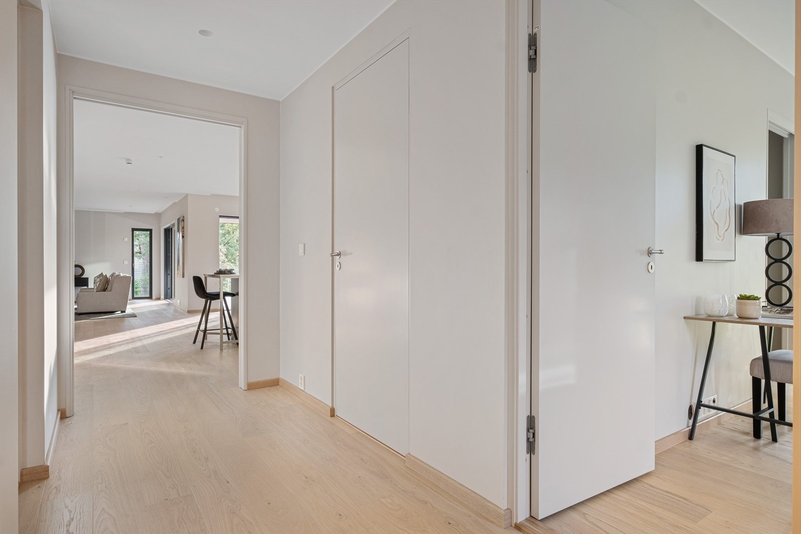 Fra gangen i soveromssonen. Hovedsoverom til venstre, vaskerom og soverom 2 til høyre. Bildet er fra leiligheten i 1. etasje. Galleribilde