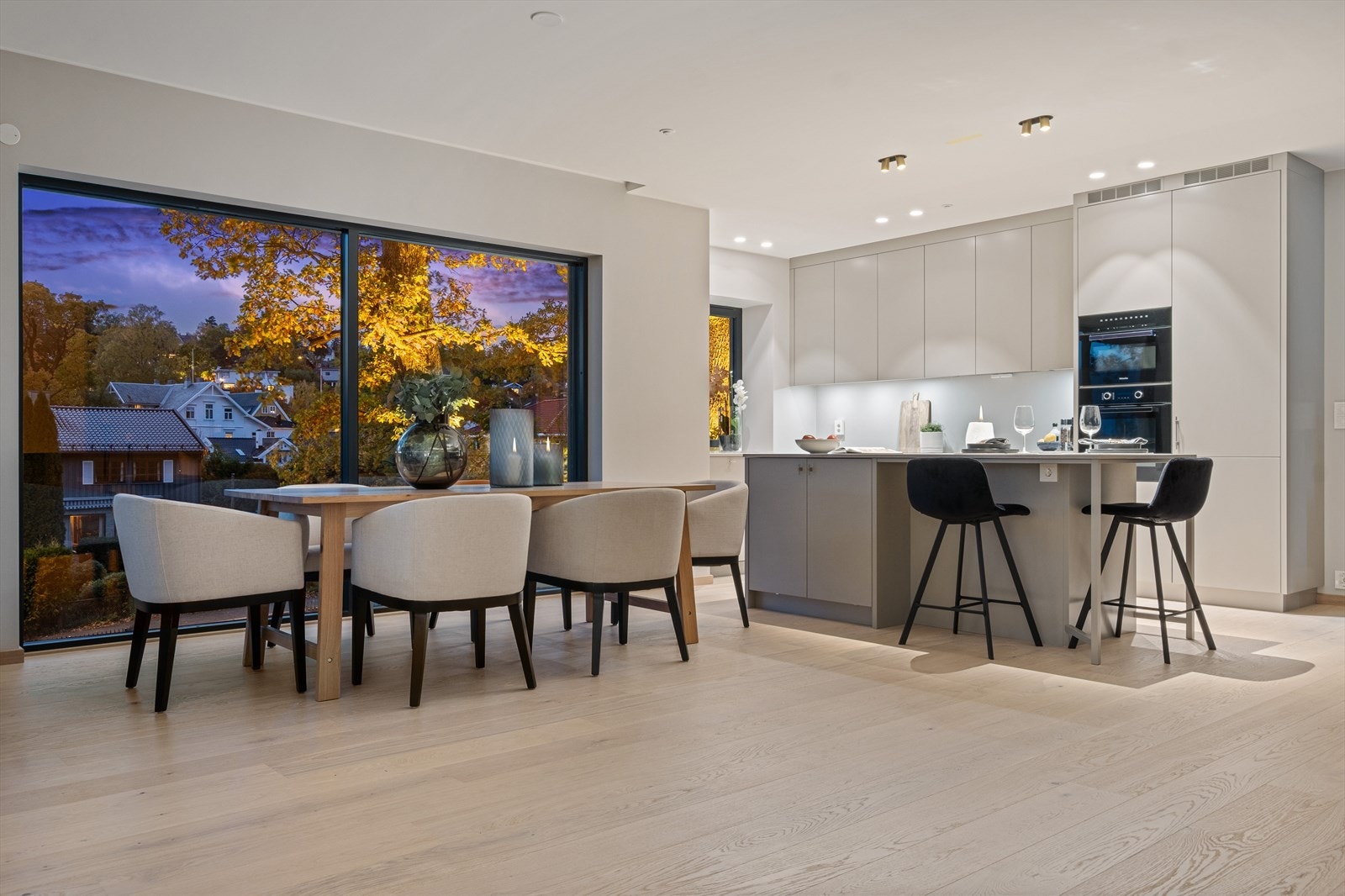 Kveldsstemning på kjøkkenet. Belysningsplan er utarbeidet av profesjonell lysdesigner. Bildet er fra leiligheten i 1. etasje. Galleribilde