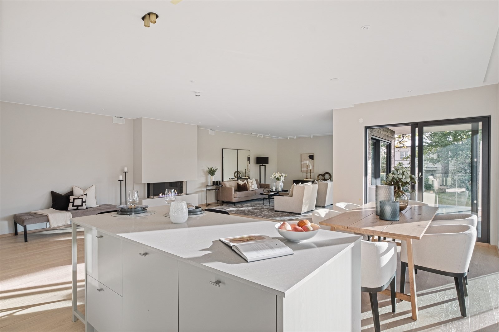 Åpen løsning og en stue som er på ca. 74 m2. Bildet er fra leiligheten i 1. etasje. Galleribilde